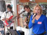 Carleen Still performs in the street/PHOTO Peter de Graaf