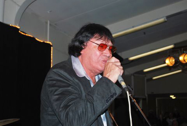 Eddie Low performs/PHOTO Basil Stewart 