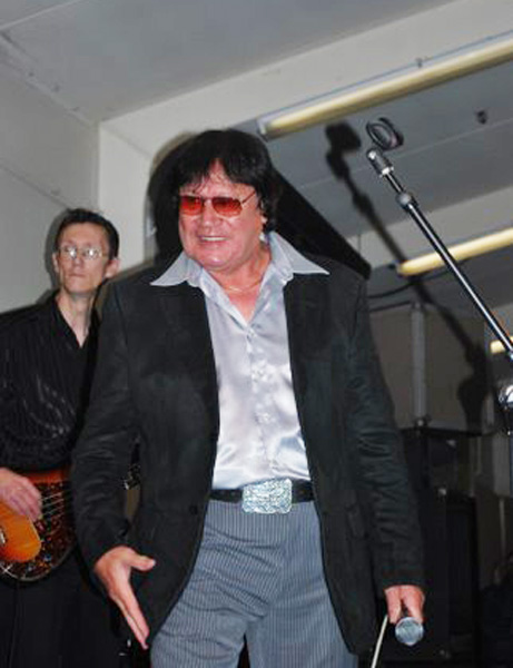 Eddie Low performs/PHOTO Basil Stewart 